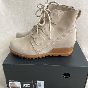 Sorel Evie lace tan boot